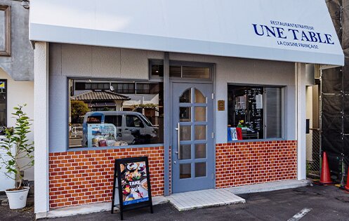 UNE TABLE