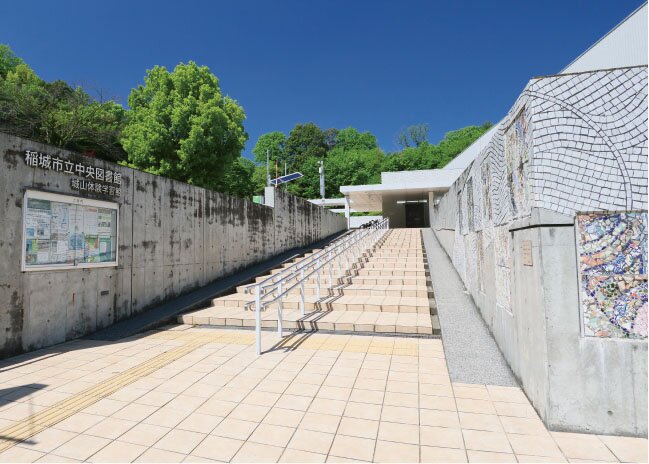 稲城市立中央図書館