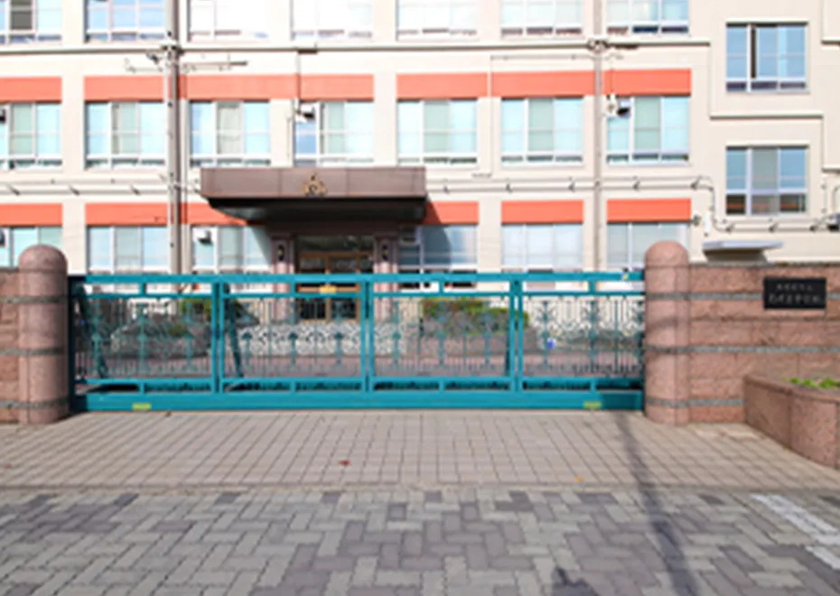 名古屋市立あずま中学校（南門）