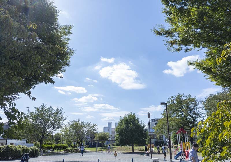 電車の見える公園