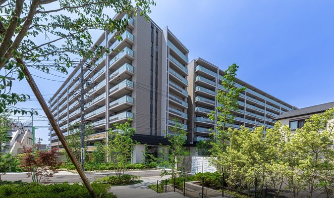 ゲートアベニュー(手前敷地:ゲートフェイス、奥敷地・建物:シーズンフェイス)(2024年6月撮影)