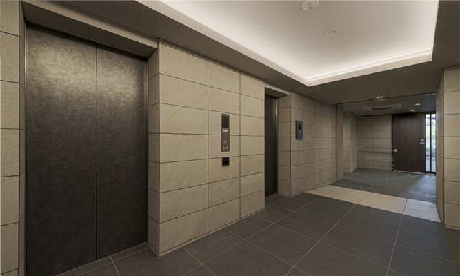 エレベーターホール竣工写真（2025年11月撮影）