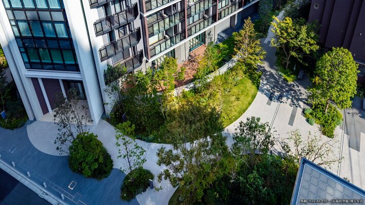 外観・フォレストコリドー（広場状空地）竣工写真