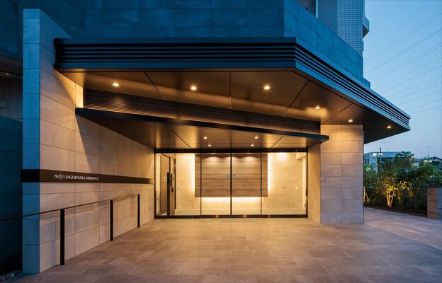 エントランス（夜景）