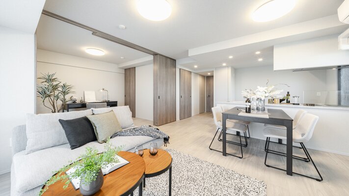 リビング・ダイニング・キッチン（棟内モデルルームAタイプ／2025年5月撮影）