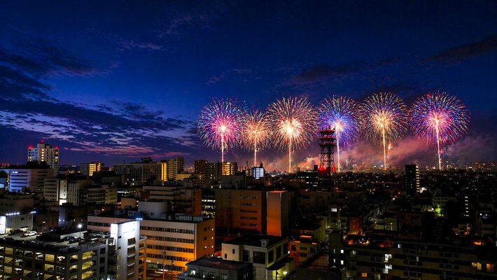 現地屋上相当より撮影した眺望写真に「長岡まつり大花火大会」を想定した花火イメージ