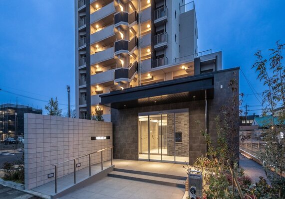 アプローチ（夜）写真（2026年3月撮影）