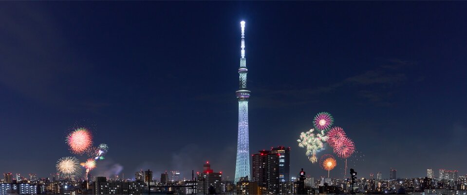 ROOFTOP TERRACE 現地屋上より隅田川花火大会を望む（2025年7月撮影）