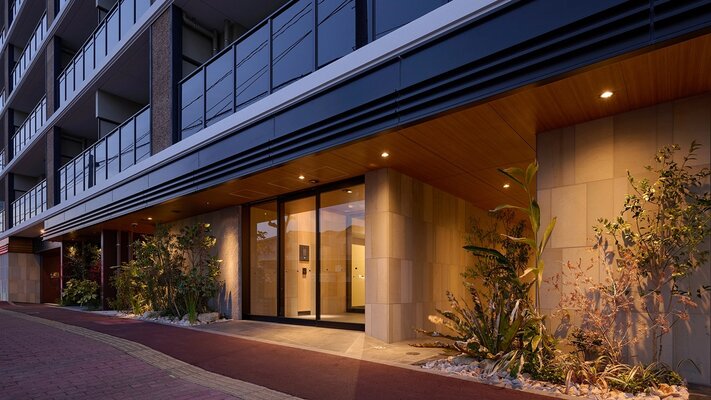 エントランスアプローチ（2026年3月撮影）