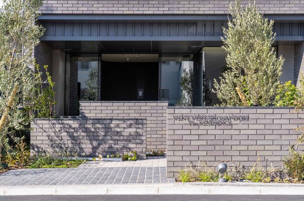 エントランスアプローチ（2026年3月に撮影）