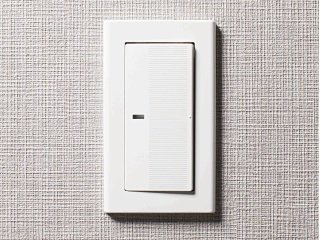 誰でも押しやすい大型のプレートスイッチ