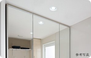 ミラー上部にはLEDダウンライトを設置して、顔や手元をはっきり映します。