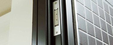 警報で侵入を知らせる防犯センサー