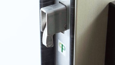暴力的なドア破壊に対応鎌デッドボルト