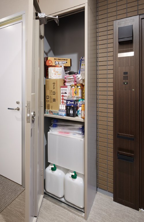 専有防災備蓄倉庫 (各住戸の玄関付近に設置)