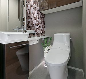 衛生的でいつも気持ちよく使える温水洗浄機能付暖房便座/すっきりとしたデザイン手洗いカウンター付トイレ