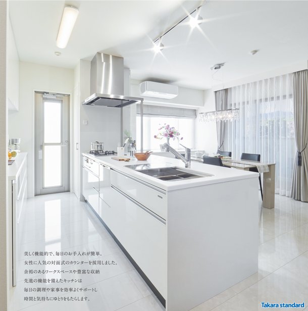 デザイン性と機能性を誇る開放的なキッチン