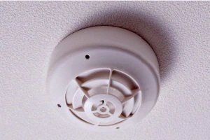 火災を警報と自動通報で知らせる火災感知器