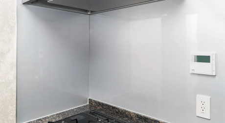 汚れもさっと拭き取れるコンロ前パネル