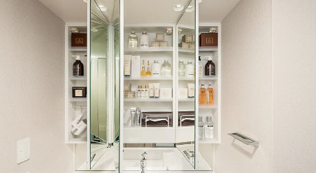 鏡裏に収納スペースを設けた三面鏡付洗面化粧台（手元照明付）