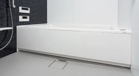 またぎが低く入浴しやすい低床型ユニットバス