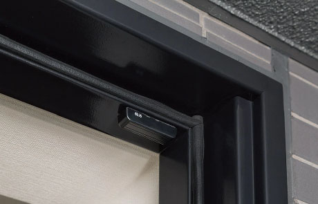 警報で侵入を知らせる防犯センサー