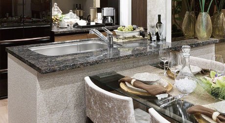 明るく開放的な対面フラットカウンター