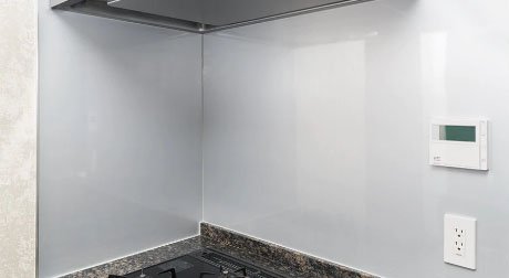 汚れもさっと拭き取れるコンロ前パネル