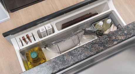 包丁がスムーズに取り出せるアシストポケット（チャイルドロック付）