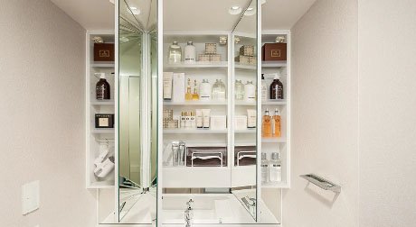 鏡裏に収納スペースを設けた三面鏡付洗面化粧台（手元照明付）