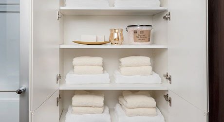 タオルや肌着類などの収納に便利なリネン庫