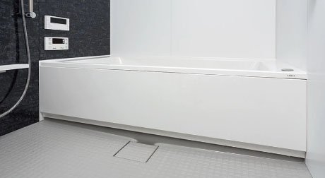 またぎが低く入浴しやすい低床型ユニットバス