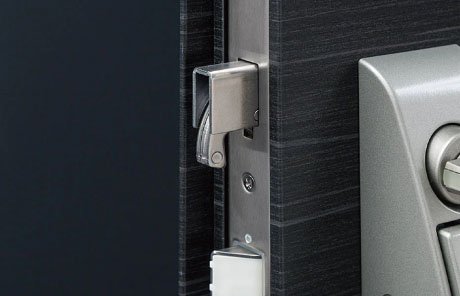 暴力的なドア破壊に対応鎌デッド錠