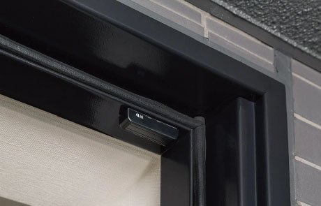 警報で侵入を知らせる防犯センサー