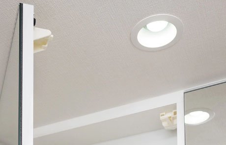 地震の揺れで収納物が落下しないようにする耐震ラッチ