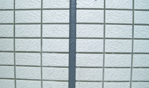 ひび割れが生じにくい誘発目地