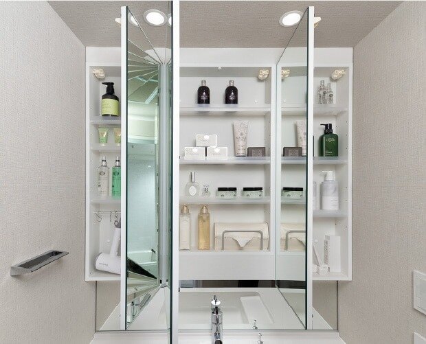 三面鏡付洗面化粧台（手元照明付）