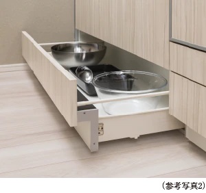 デッドスペースを有効利用した「足元スライド式収納」