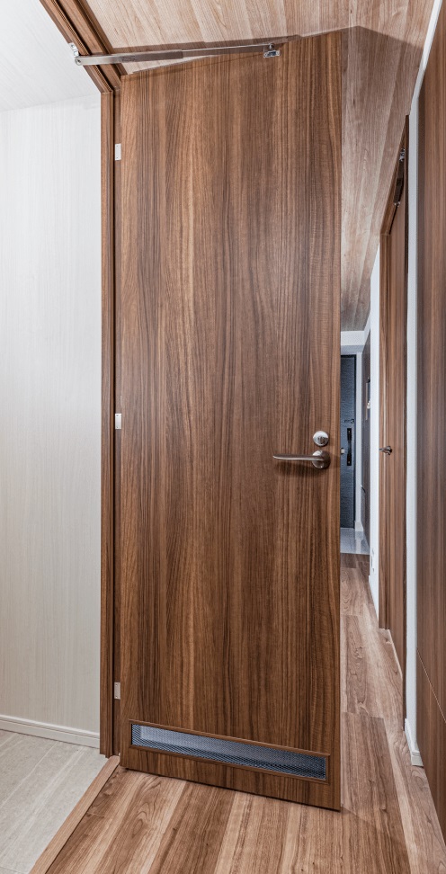 トイレには防音性と通気性を兼ね備えたオリジナル木製防音ドア