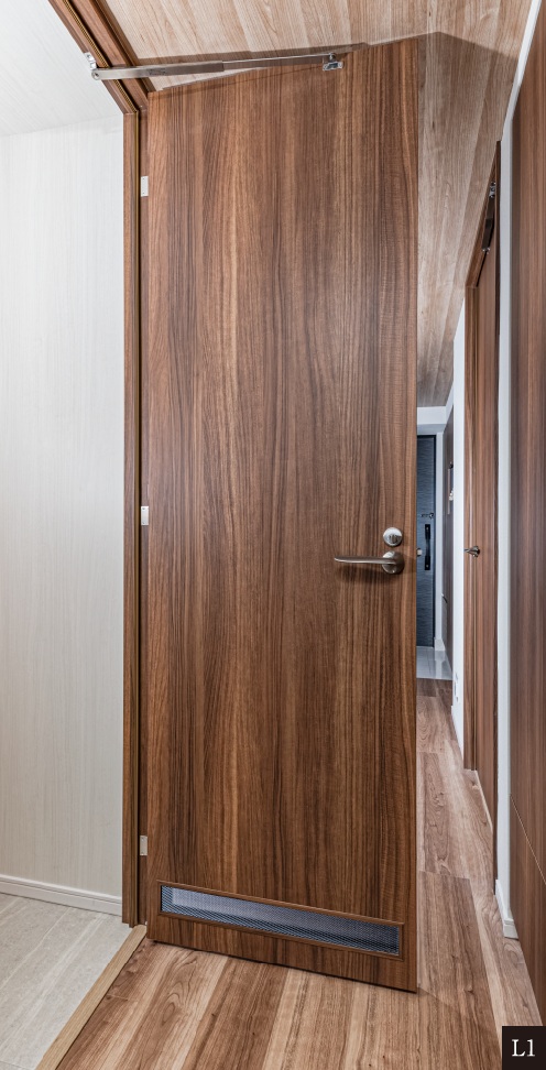 トイレには防音性と通気性を兼ね備えたオリジナル木製防音ドア