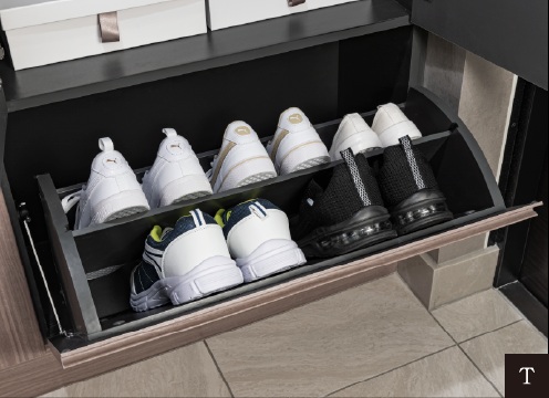 様々な靴に対応できるフラップ収納