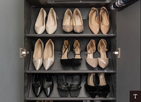 見やすく、取り出しやすい斜めトレーを採用