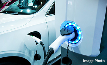 次世代のカーライフを支える
「電気自動車用充電設備」