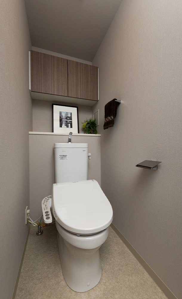 洗浄機能付きフチレス形状トイレ／上部吊り戸棚／トイレ