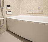 入浴を快適にサポートする低床浴槽