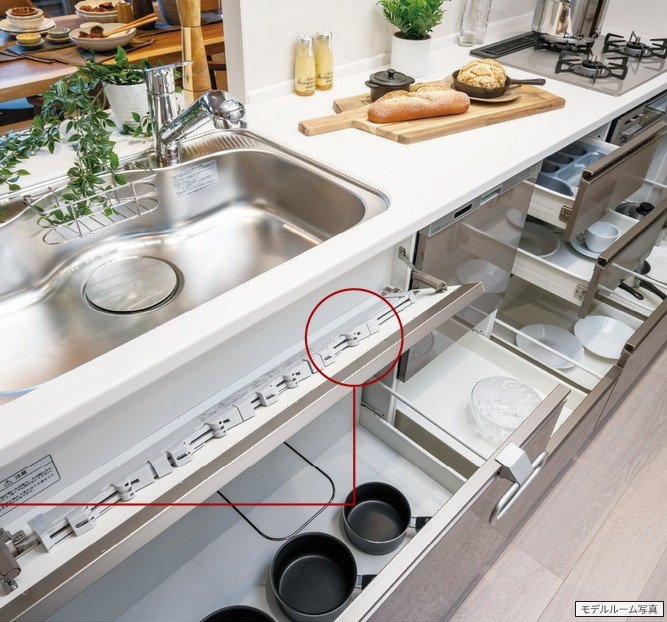 引き出し式のキッチンキャビネット