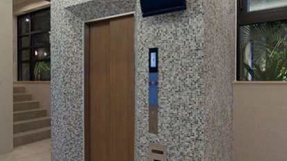 エレベーター(13人乗り1基)