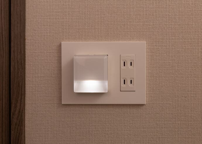 廊下にLEDホーム保安灯を設置