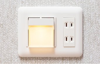 停電時に自動点灯もするLED足元保安灯