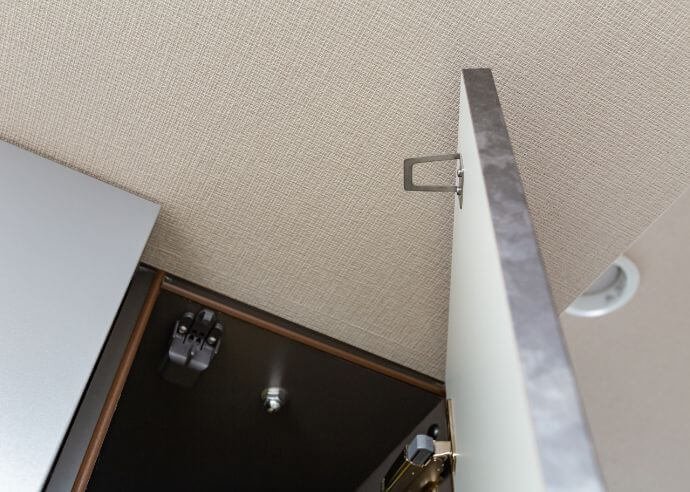 システム収納に耐震ラッチを設置